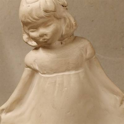 hvid pige stor kjole gammel gips figur skulptur